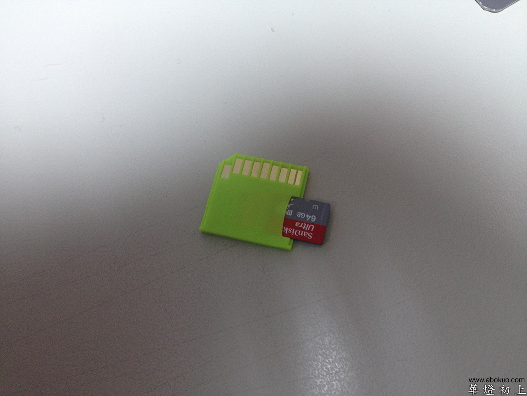 將 micro SD 卡裝進 SmartSuit 本體。SmartSuit 支援 micro SD、micro SDHC 與 micro SDXC，MBA 13" 2011 mid 的 SD 讀卡機有支援 SDXC。